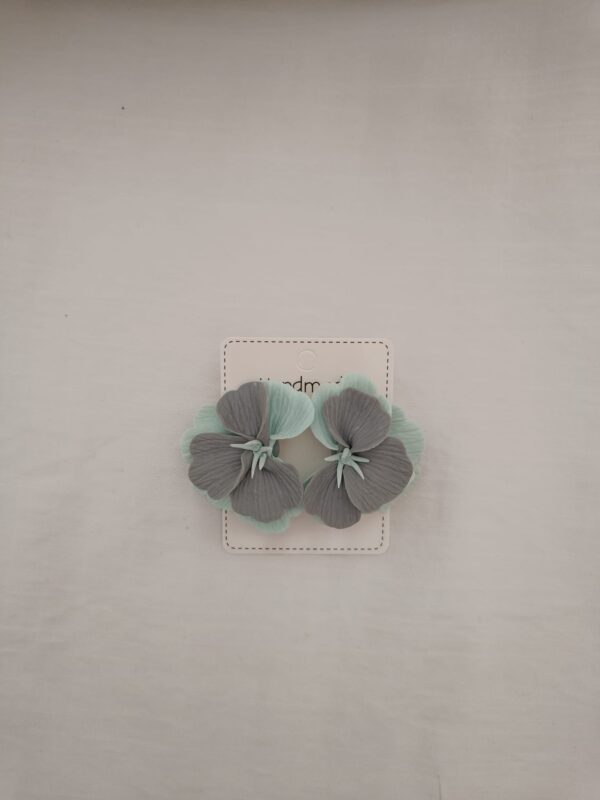 PENDIENTES SIETE PETALOS Gris y Azul Pastel