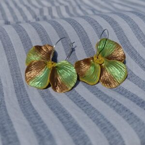 PENDIENTES TRES PETALOS Verde Militar Perlado