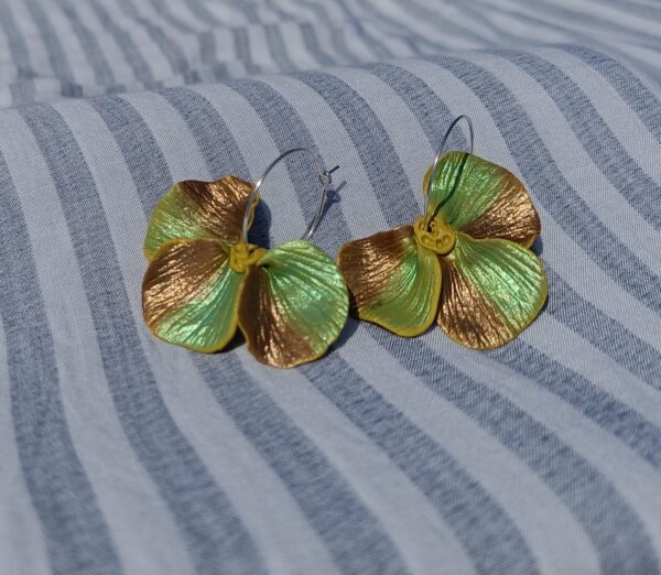 PENDIENTES TRES PETALOS Verde Militar Perlado