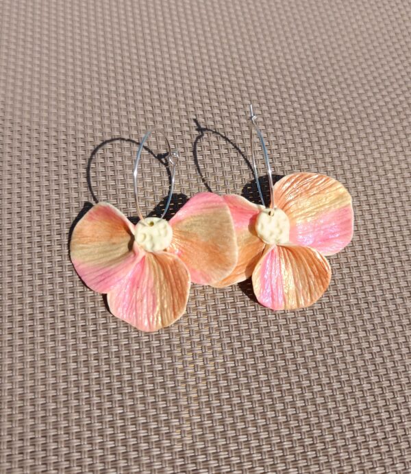 PENDIENTES TRES PETALOS Rosa Pastel Perlado - Imagen 2