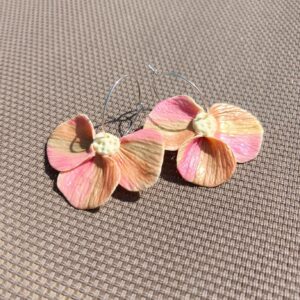 PENDIENTES TRES PETALOS Rosa Pastel Perlado