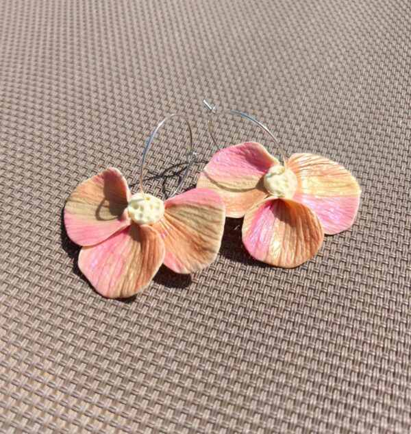 PENDIENTES TRES PETALOS Rosa Pastel Perlado