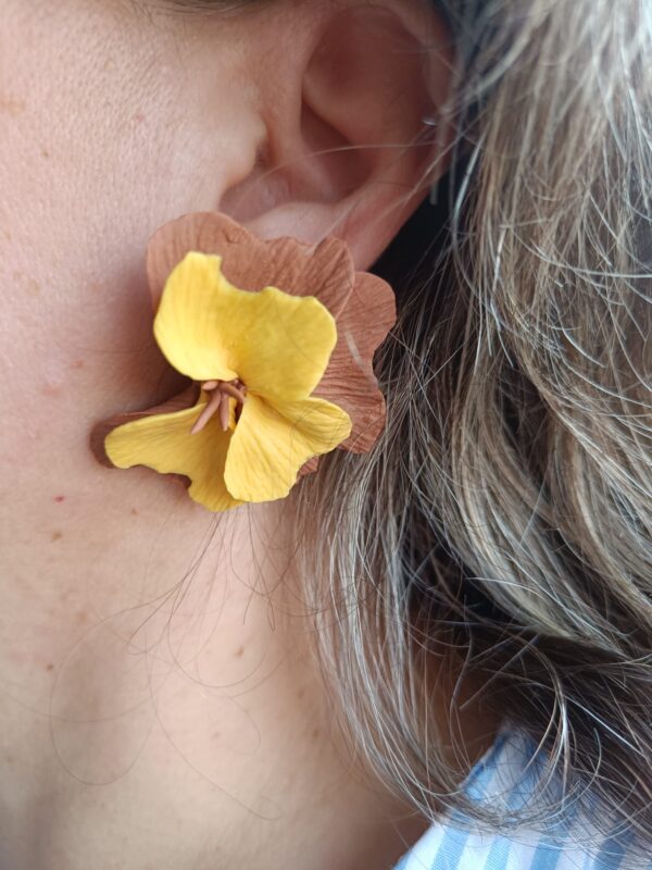 PENDIENTES SIETE PETALOS Marron Chocolate y Amarillo
