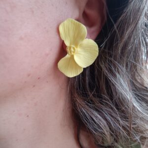 PENDIENTES TRES PETALOS Amarillo Pastel