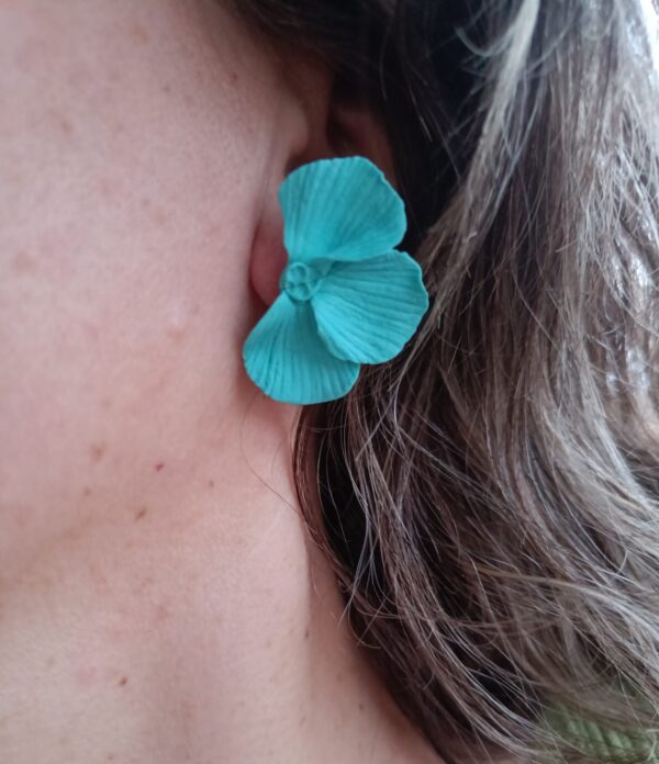 PENDIENTES TRES PETALOS Azul Cielo