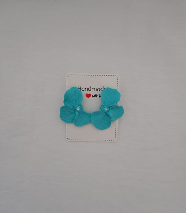 PENDIENTES TRES PETALOS Azul Cielo
