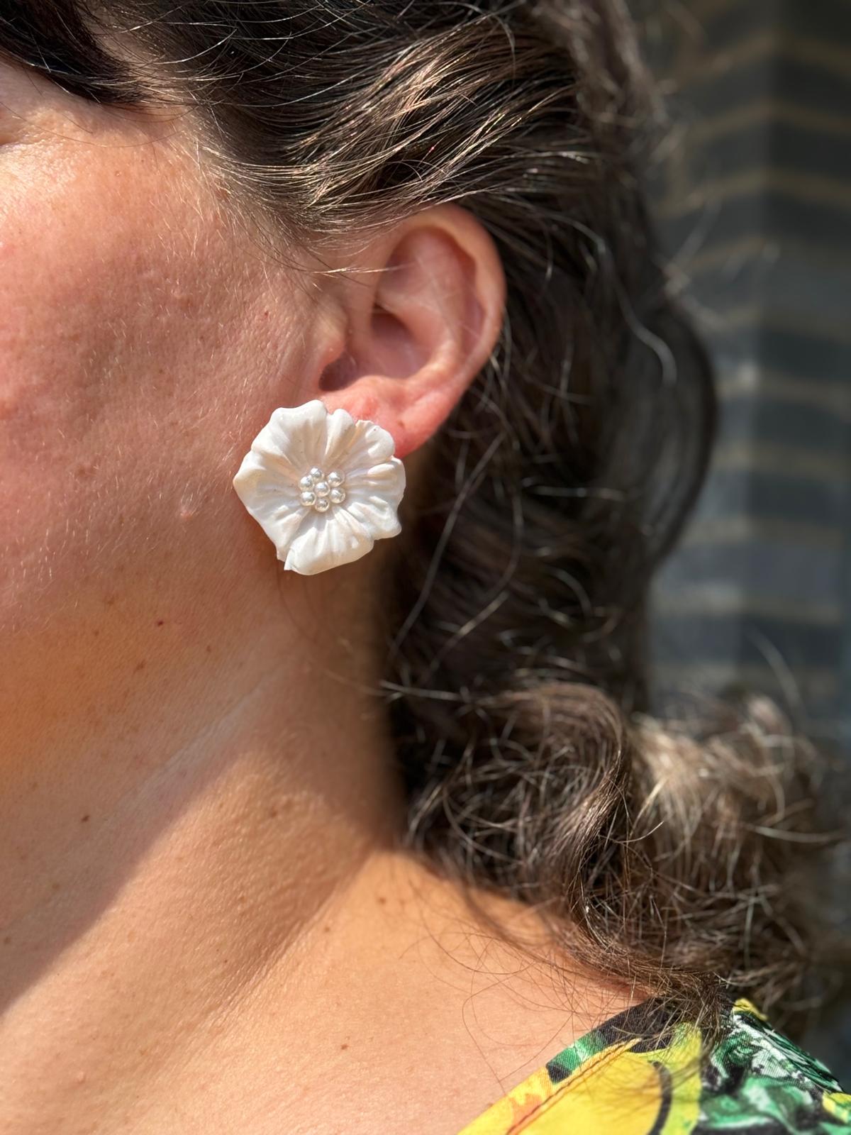 PENDIENTES DE NOVIA Flor blanca y perlas - Imagen 2