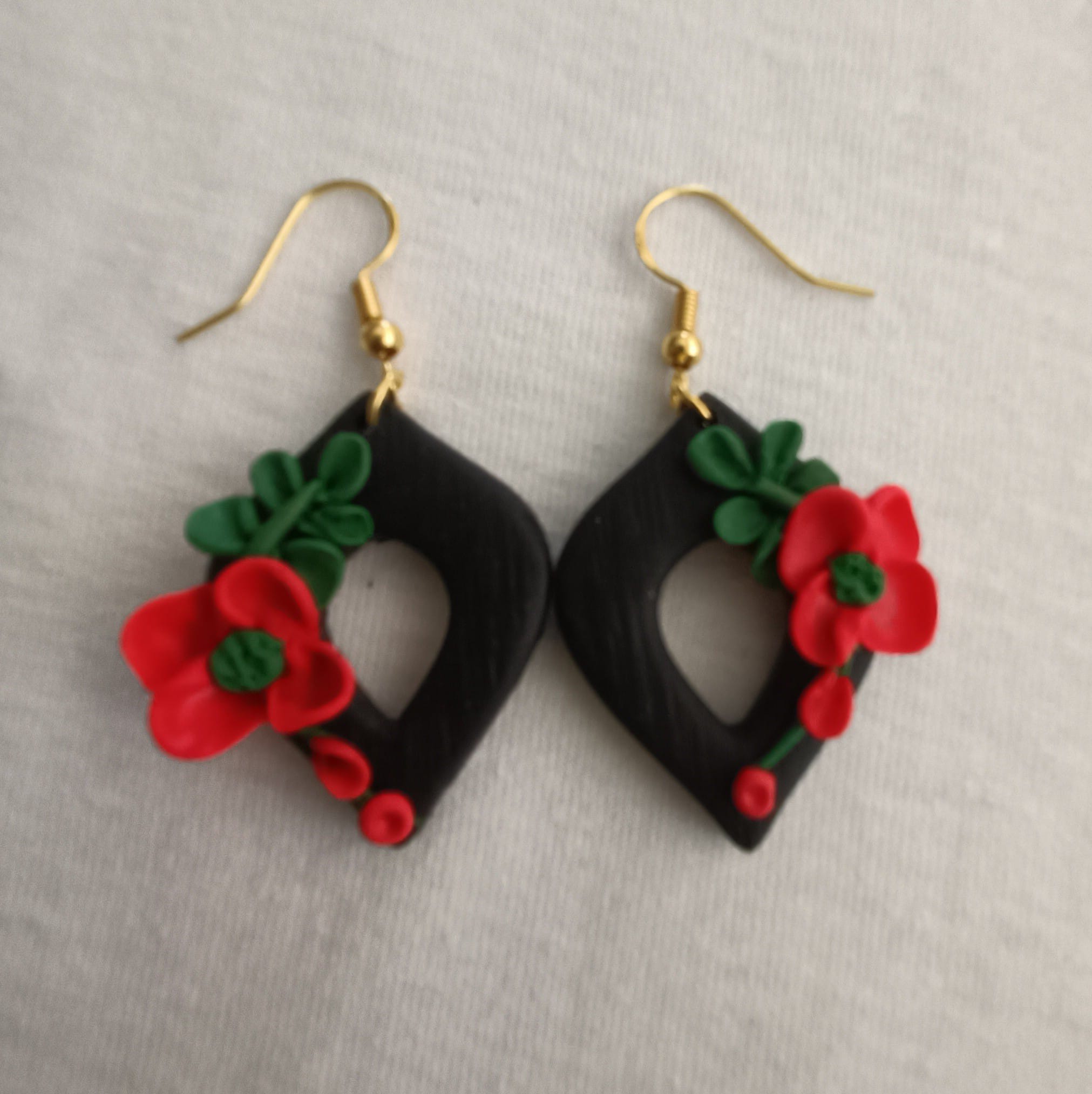 PENDIENTES GOTA Negros y Rojo